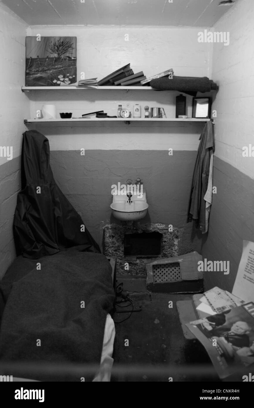 Alcatraz, San Francisco, America, cella di prigione, botola di evacuazione, tunnel di fuga, vintage, camera da letto, lavandino e wc Foto Stock