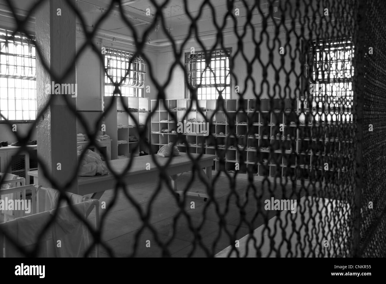 La prigione di Alcatraz, San Francisco, America, mesh recinzione in bianco e nero, vintage spogliatoio, in bianco e nero Foto Stock