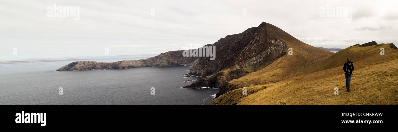 Scogliere sul mare a Achill Testa, Mayo, Irlanda Foto Stock