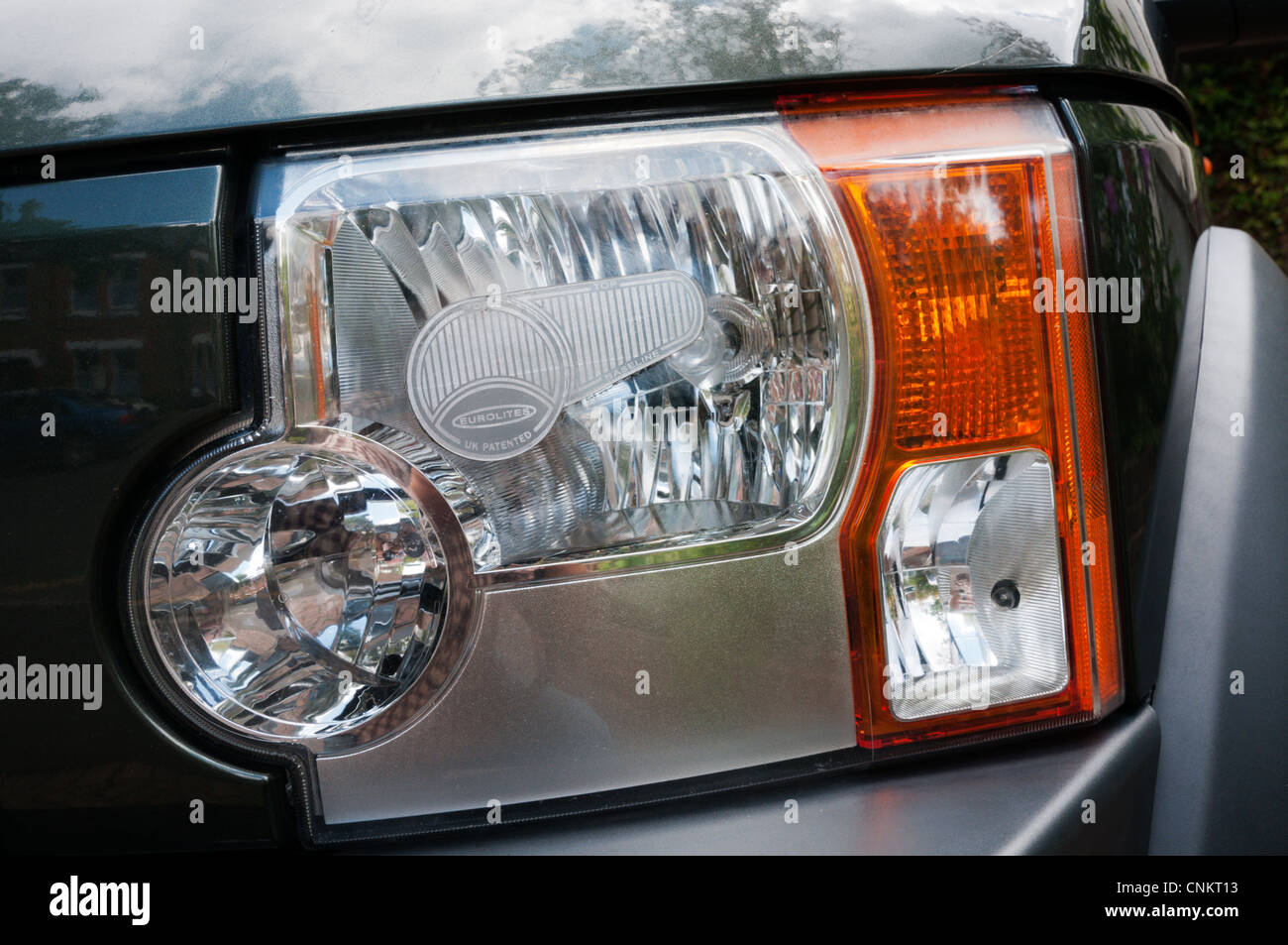 Deflettore di fascio montata vicino-faro laterale di un Land Rover Discovery 3, per la guida sul lato destro della strada in Europa. Foto Stock