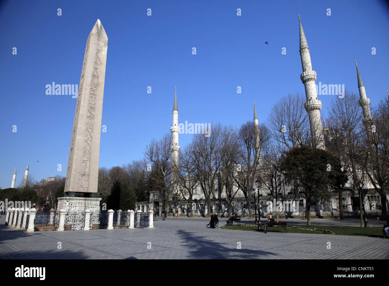 Colonna serpeggiante e Moschea blu Sultanahmet Istanbul Turchia 27 Marzo 2012 Foto Stock