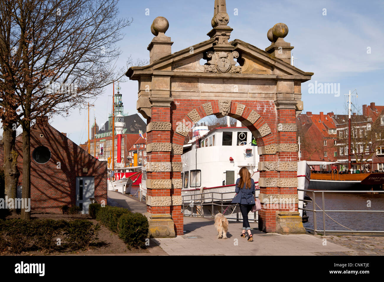Porto storico cancello ' Hafentor' Emden, Frisia orientale, Bassa Sassonia, Germania Foto Stock