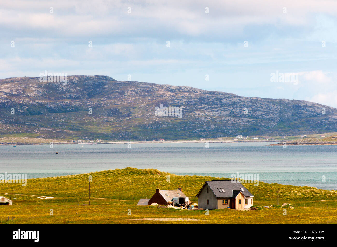 Vista da Eoligarry nel nord del Isle of Barra attraverso il suono della barra per la vicina isola di South Uist. Foto Stock