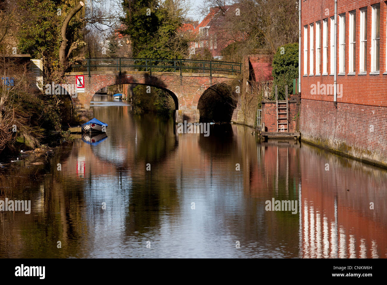 Ponte sul 'Stadtgraben' fossato della città di Emden, Frisia orientale, Bassa Sassonia, Germania Foto Stock