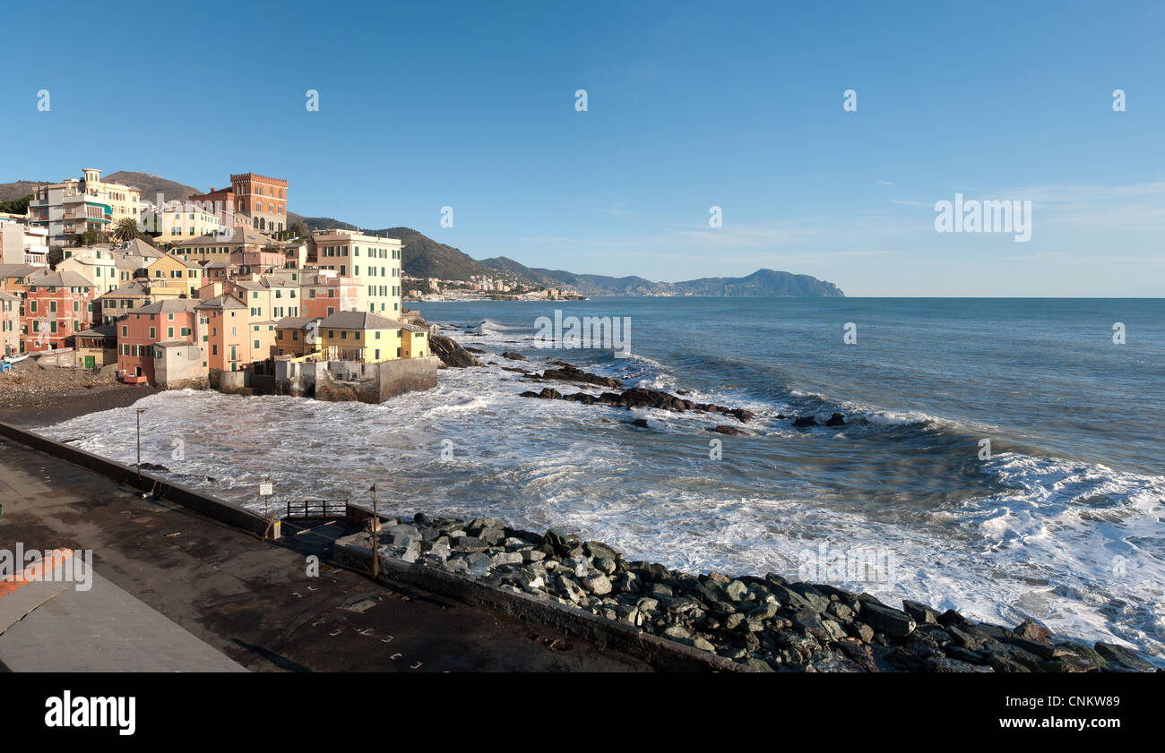 Panoramica del borgo di Boccadasse con mare mosso Foto Stock