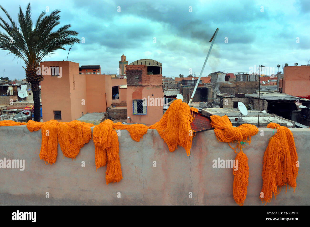 La lana tradizionale processo di colorante nel souk di Marrakech, Marocco Foto Stock