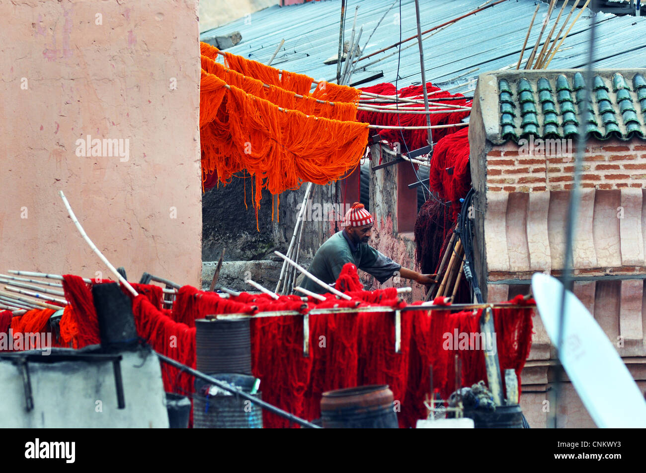 La lana tradizionale processo di colorante nel souk di Marrakech, Marocco Foto Stock