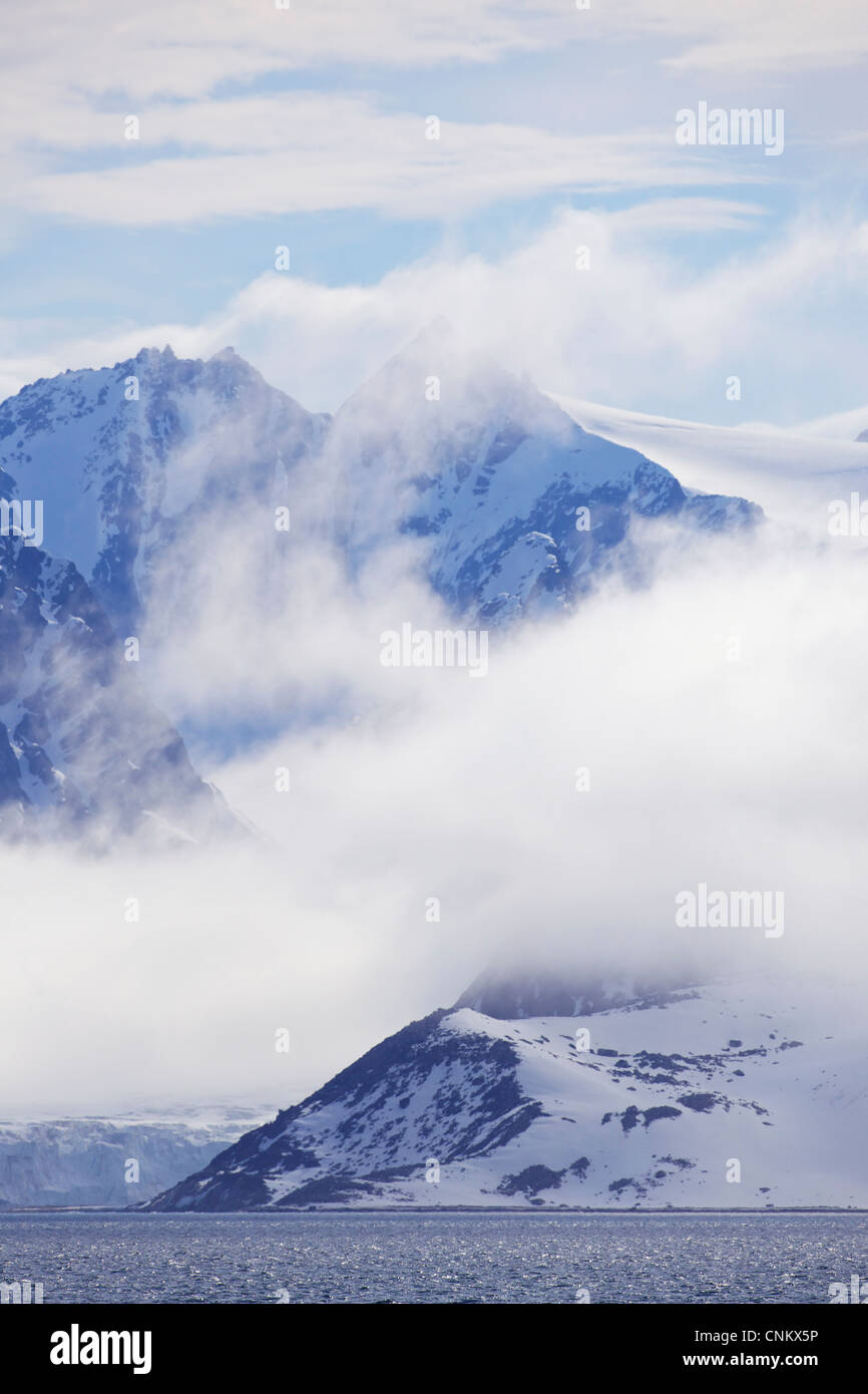 Paesaggio di montagna in estate il sole, southern Spitzbergen, Svalbard artico, Norvegia, Europa Foto Stock