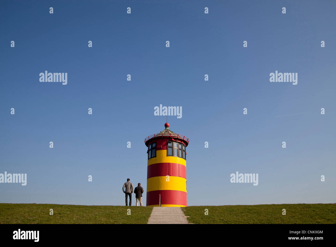 Leuchtturm Pilsumer Lighthouse vicino a Greetsiel, Frisia orientale, Bassa Sassonia, Germania, Europa Foto Stock