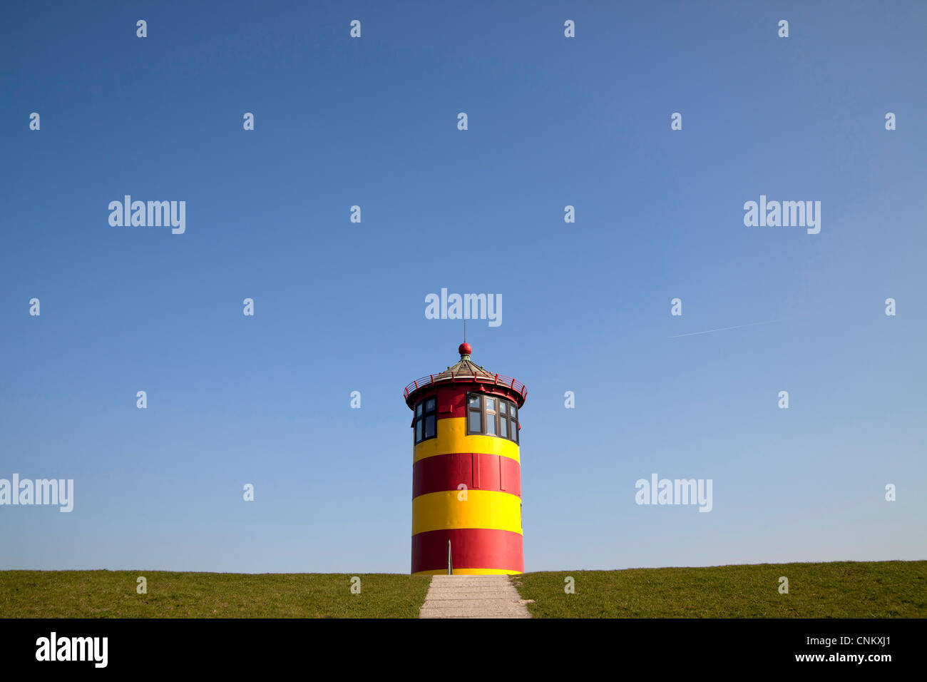 Leuchtturm Pilsumer Lighthouse vicino a Greetsiel, Frisia orientale, Bassa Sassonia, Germania, Europa Foto Stock