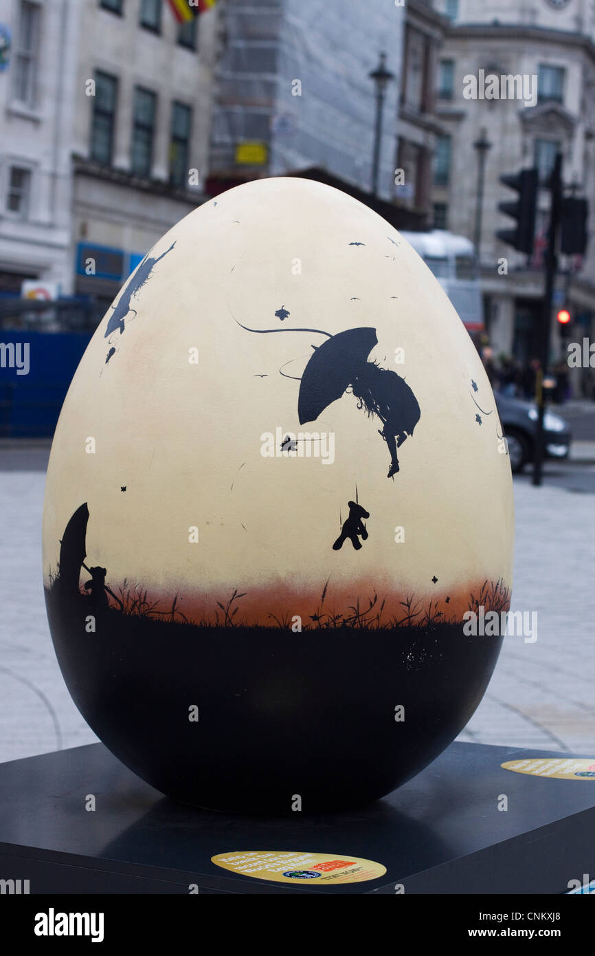 Di Faberge Easter Egg Hunt Londra Inghilterra in tutto il mondo prima di andare a dormire da Miss Dee Foto Stock