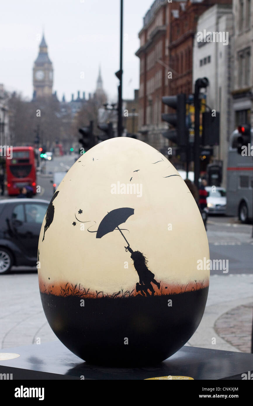 Di Faberge Easter Egg Hunt Londra Inghilterra in tutto il mondo prima di andare a dormire da Miss Dee con il Big Ben in background Foto Stock