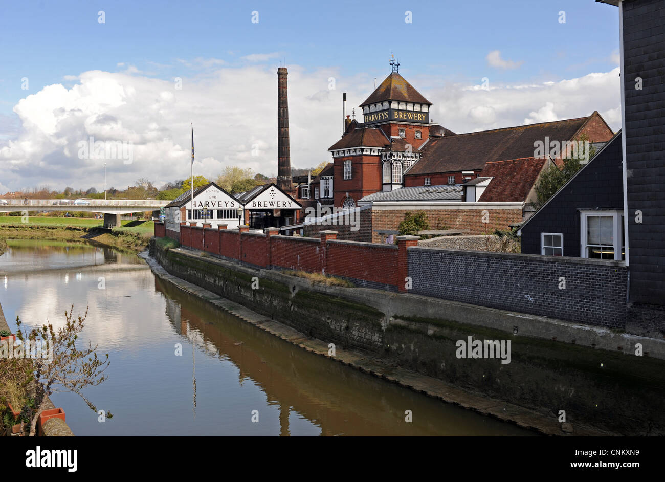 Lewes Town Center East Sussex Regno Unito - birreria Harveys sulle rive del fiume Ouse Foto Stock