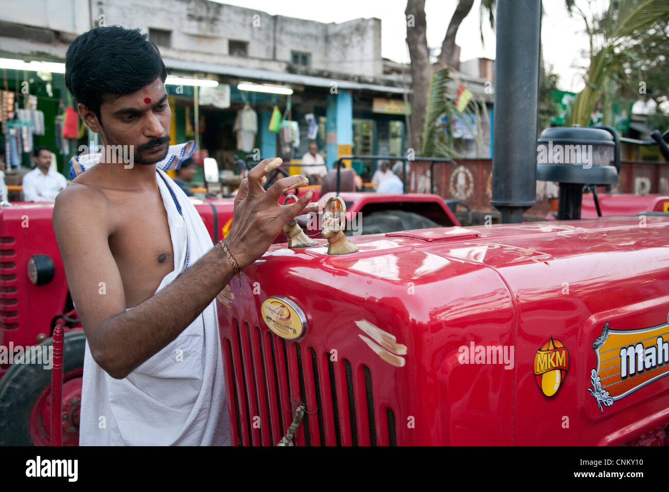 Bramino (sacerdote Indù) la benedizione di un trattore. Hampi. Il Karnataka. India Foto Stock Bramino (sacerdote Indù) la benedizione di un trattore. Hampi. Il Karnataka. India Foto Stock