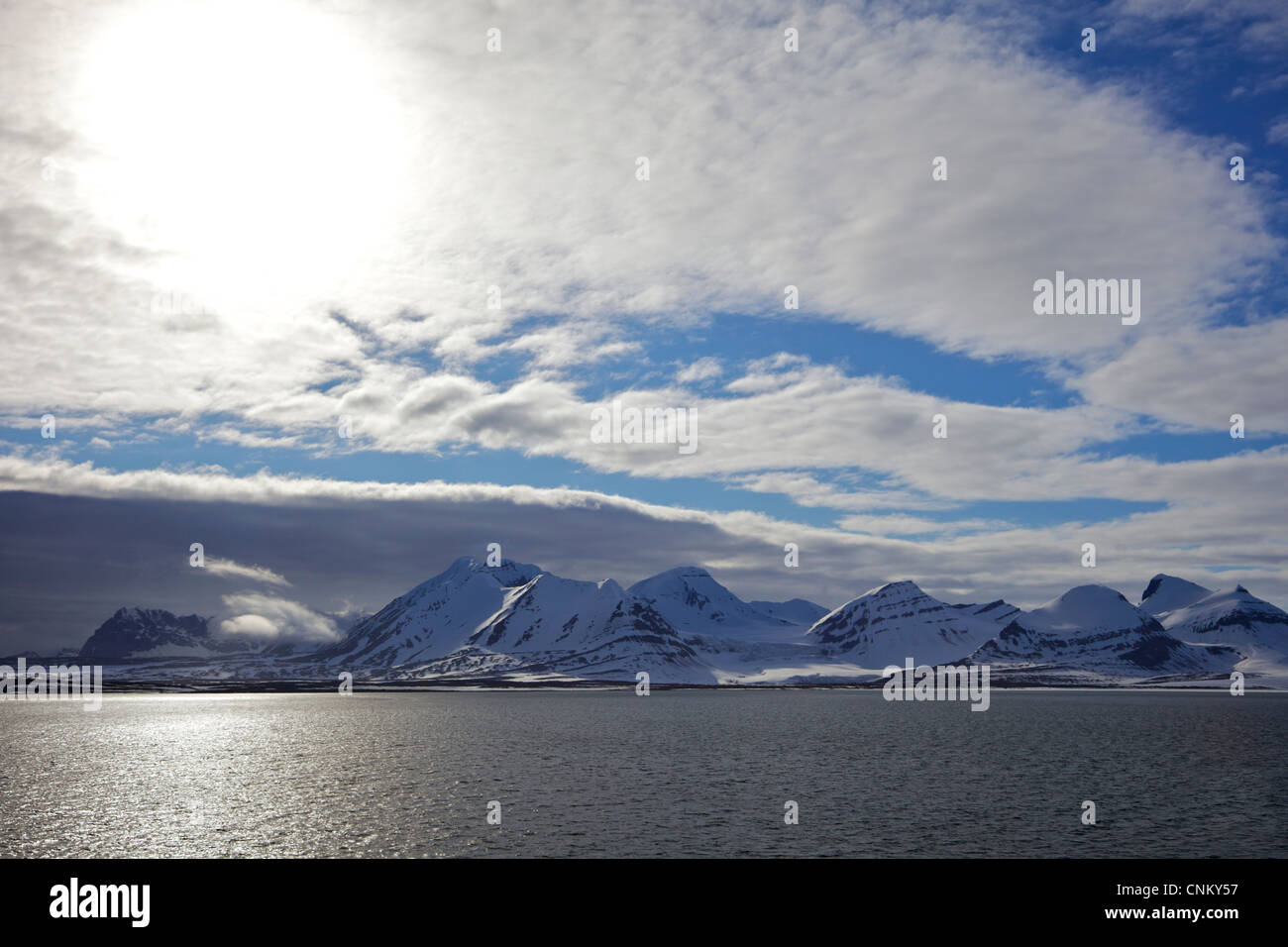 Seascape in estate il sole, nord Spitzbergen, Svalbard artico, Norvegia, Europa, montagne, Foto Stock
