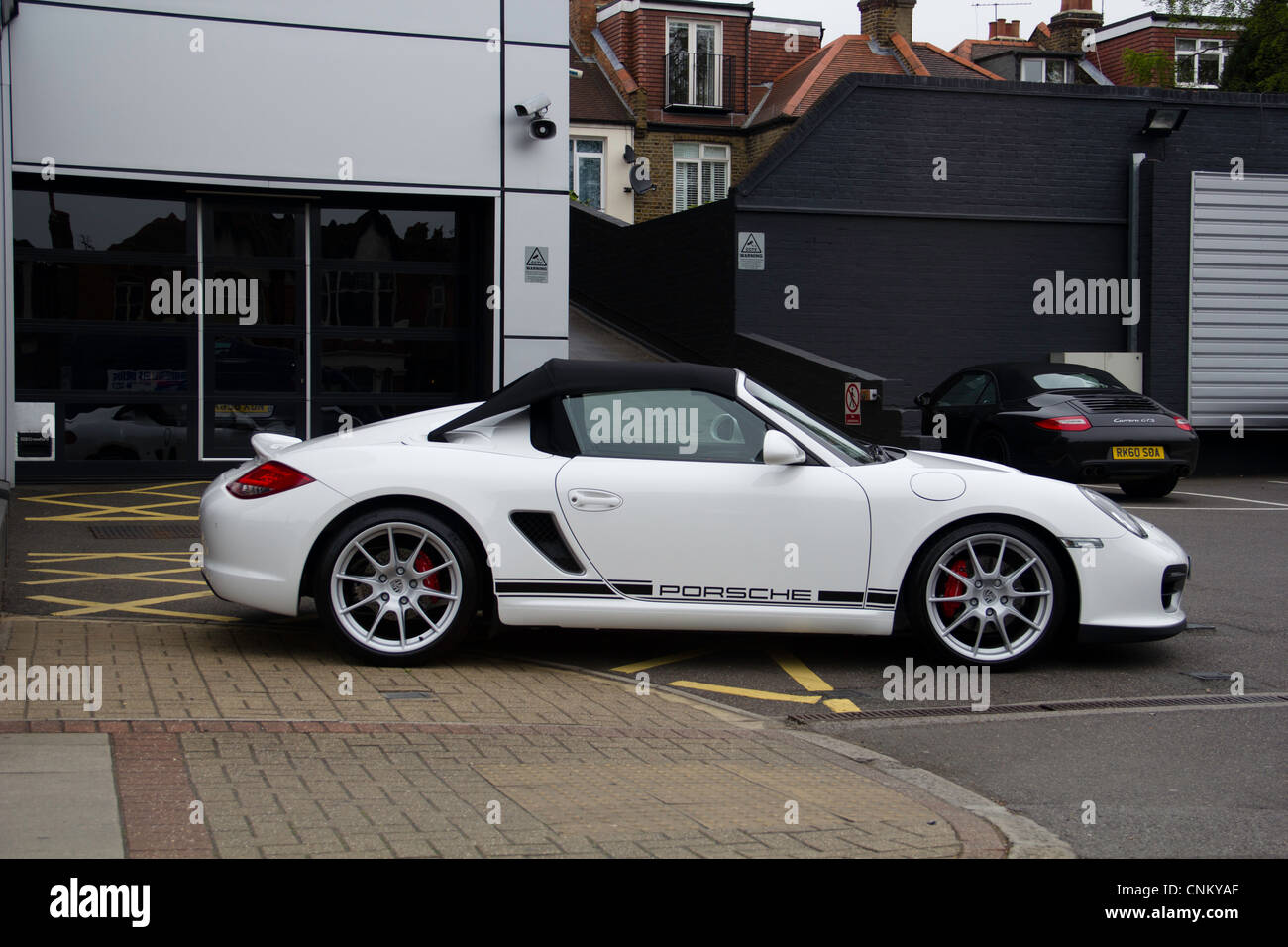 Un elegante Porsche auto su una strada di Londra, appena fuori la strada di accesso a uno showroom. Si tratta di un delizioso, auto a 2 posti. Foto Stock