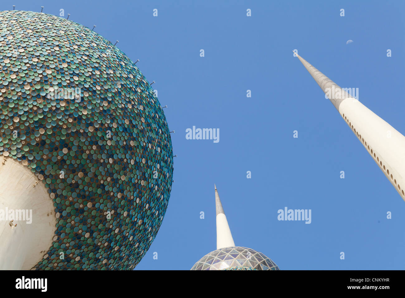 Kuwait City torri d'acqua con la luna visibili nel cielo. Un iconico punto di riferimento della città che giace appena fuori la strada del Golfo. Foto Stock