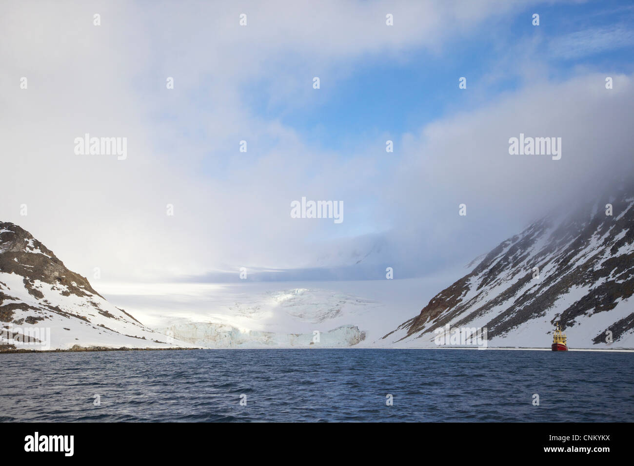 Piccola imbarcazione nel paesaggio Artico nel nord Spitzbergen, Svalbard, Norvegia, Europa Foto Stock