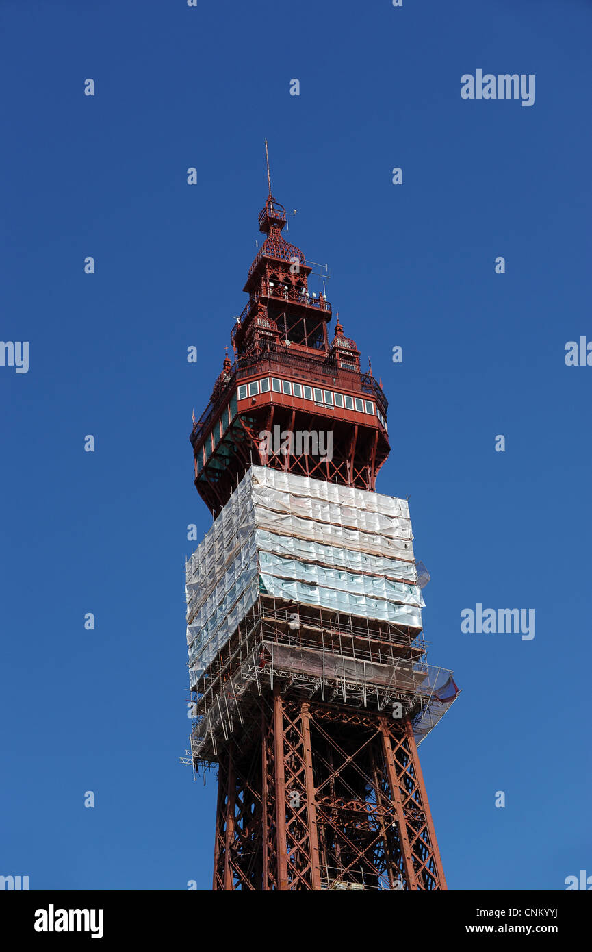 La Blackpool Tower in restauro e riparazioni Lancashire England Regno Unito Foto Stock