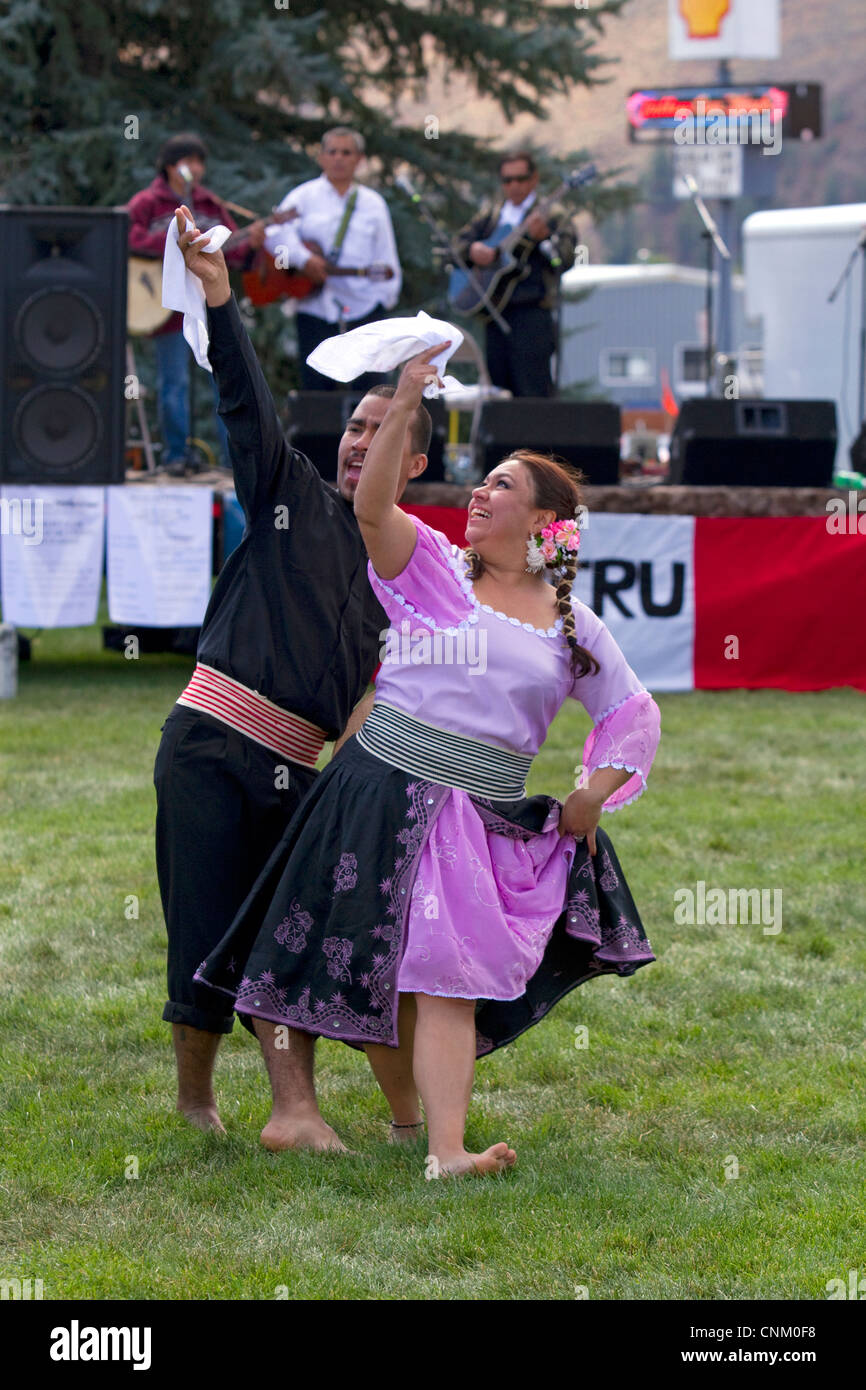 Peruviano ballerini eseguono in corrispondenza del margine inferiore della Sagra della Pecora in Hailey, Idaho, Stati Uniti d'America. Foto Stock