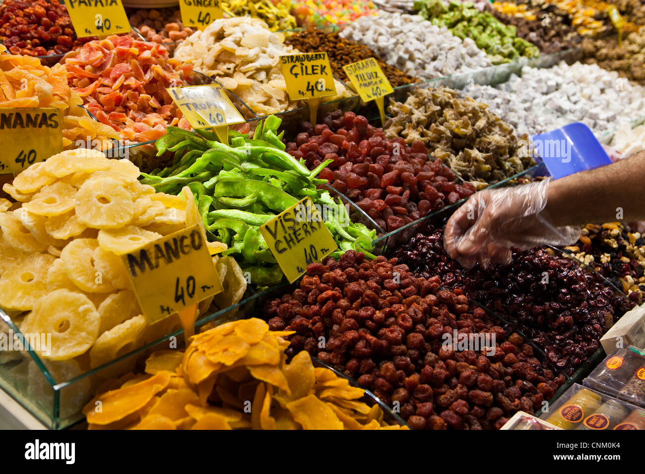 Dessert e dolci, tratta, frutta secca, fagioli al Bazaar Egiziano, Istanbul, Turchia Foto Stock