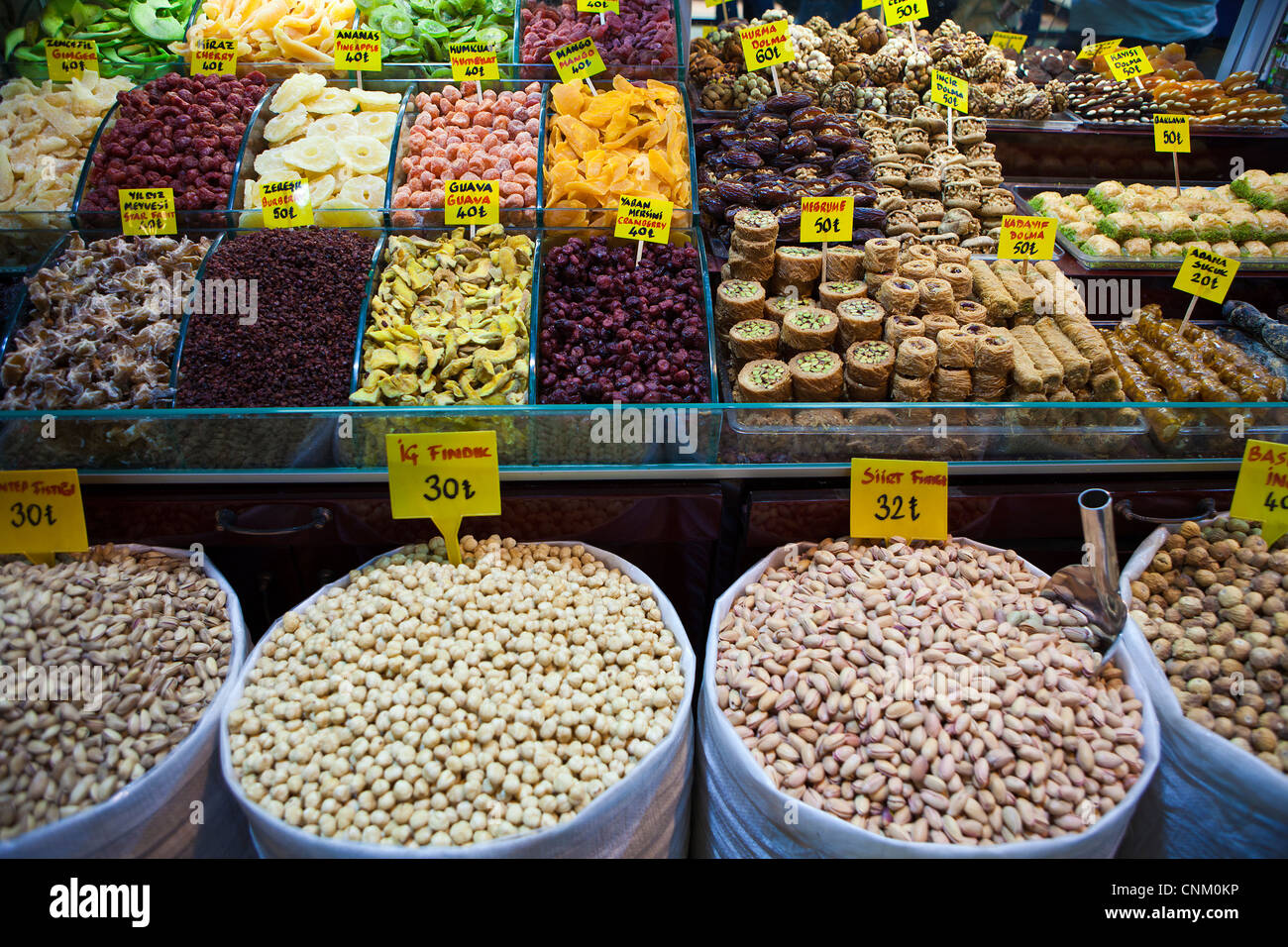 Dessert e dolci, tratta, frutta secca, fagioli baklava al Bazaar Egiziano, Istanbul, Turchia Foto Stock