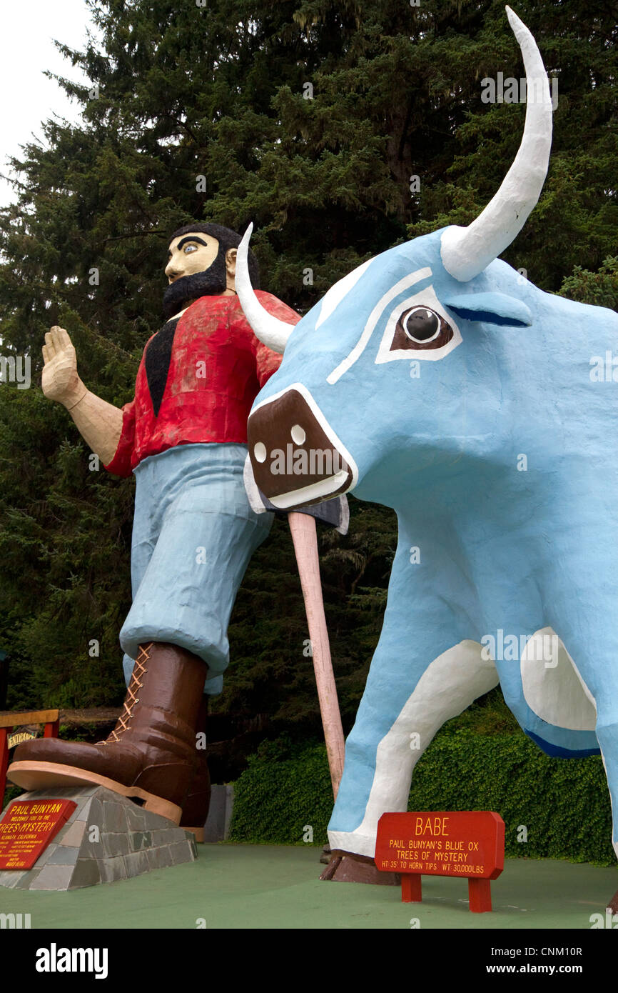 Paul Bunyan e Babe il bue blu statue ad alberi di mistero, un attrazione stradale situato in Klamath, California, Stati Uniti d'America. Foto Stock
