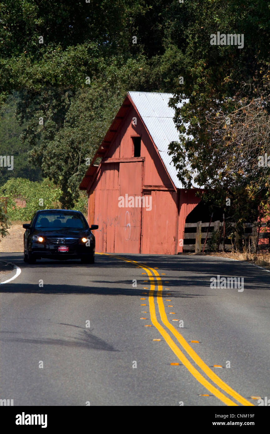 Granaio rosso lungo l'autostrada 128 vicino Geyserville, California, Stati Uniti d'America. Foto Stock