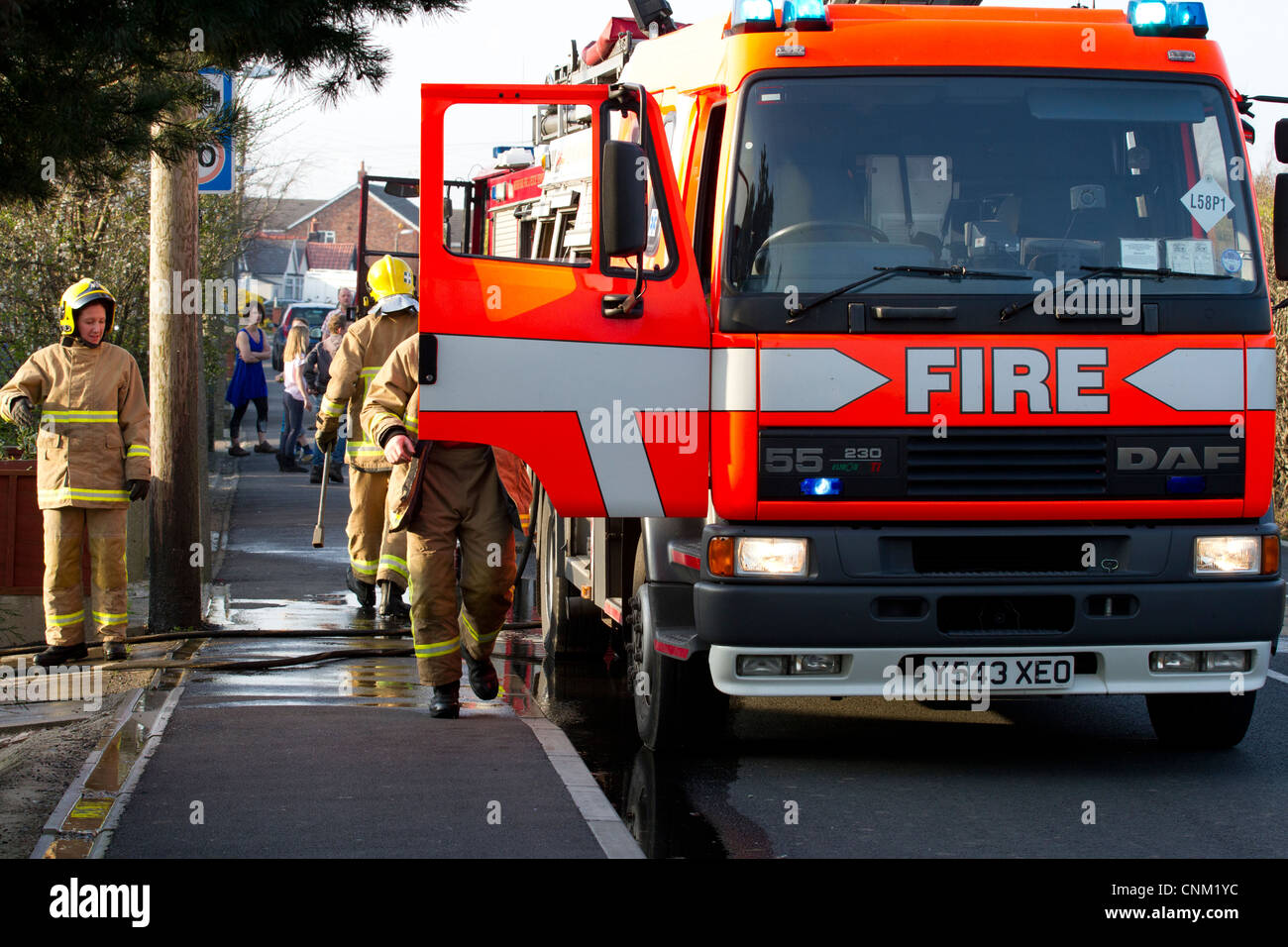 I vigili del fuoco e dei bandi di gara che frequentano incidente, New Lane ritmo, Southport Foto Stock