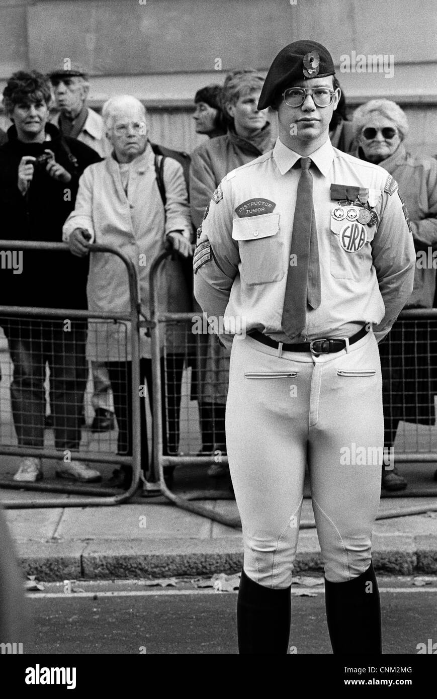Giovane uomo in pantaloni stretti Foto stock - Alamy