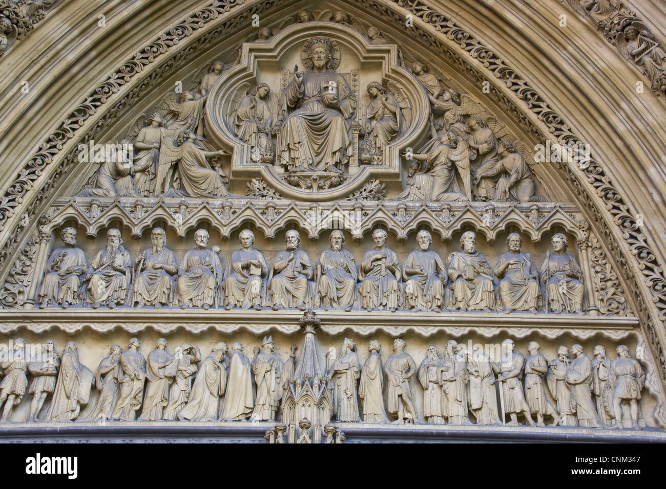 Sculture di Cristo ai discepoli e supplici al di sopra di grado 1 elencati di Westminster Abbey grande porta nord Londra Inghilterra Europa Foto Stock