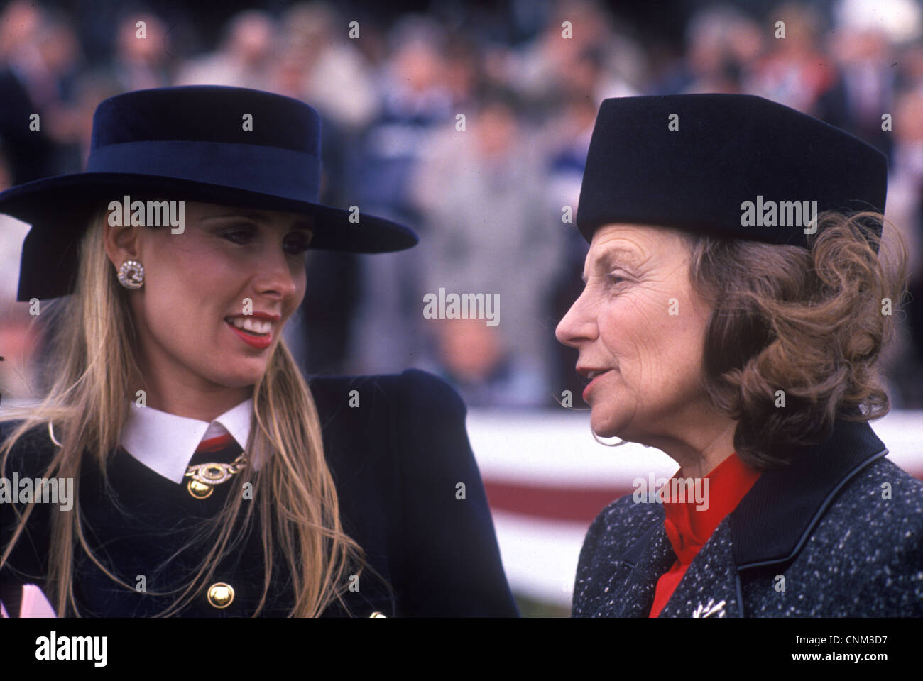 Onorevole Susan Sangster e onorevole Pat O'Brien Cartier milioni di cavallo di razza in Dublino 1989 anni ottanta Eire HOMER SYKES Foto Stock