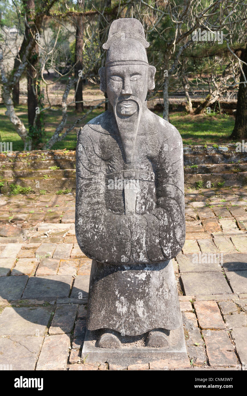 Una statua di pietra di un uomo presso la tomba dell'Imperatore Tu Duc, vicino a tonalità, Vietnam Foto Stock