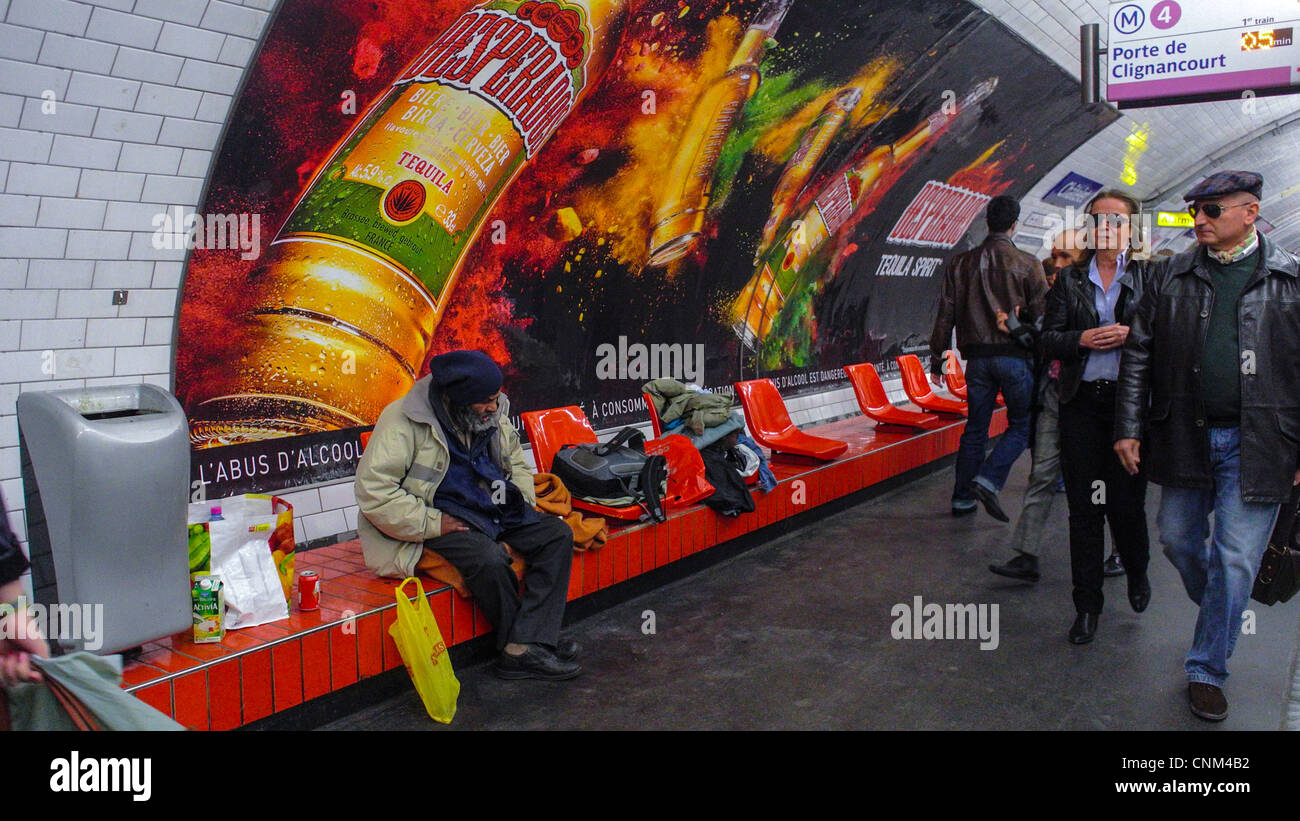 Parigi, Francia, stazione della metropolitana, Chatelet, alcolici francesi, Beer Advertising poster, with Alcohol Homeless Man Living on Platform, spot pubblicitario in metropolitana, Billboard, RATP linea 4, Public Poverty Foto Stock