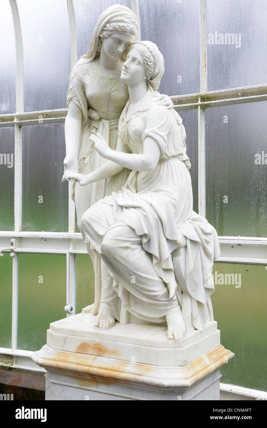 Sorelle di Betania scultura in marmo dello scultore John Warrington Wood, Kible Palace Victorian Glasshouse, Glasgow Botanic Gardens, Scozia, Regno Unito Foto Stock