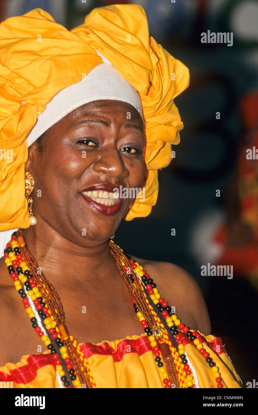 Bella donna brasiliana danze e festeggia il Carnevale in allegorico e costume tradizionale nel centro storico di Salvador Bahia Brasile. Foto Stock