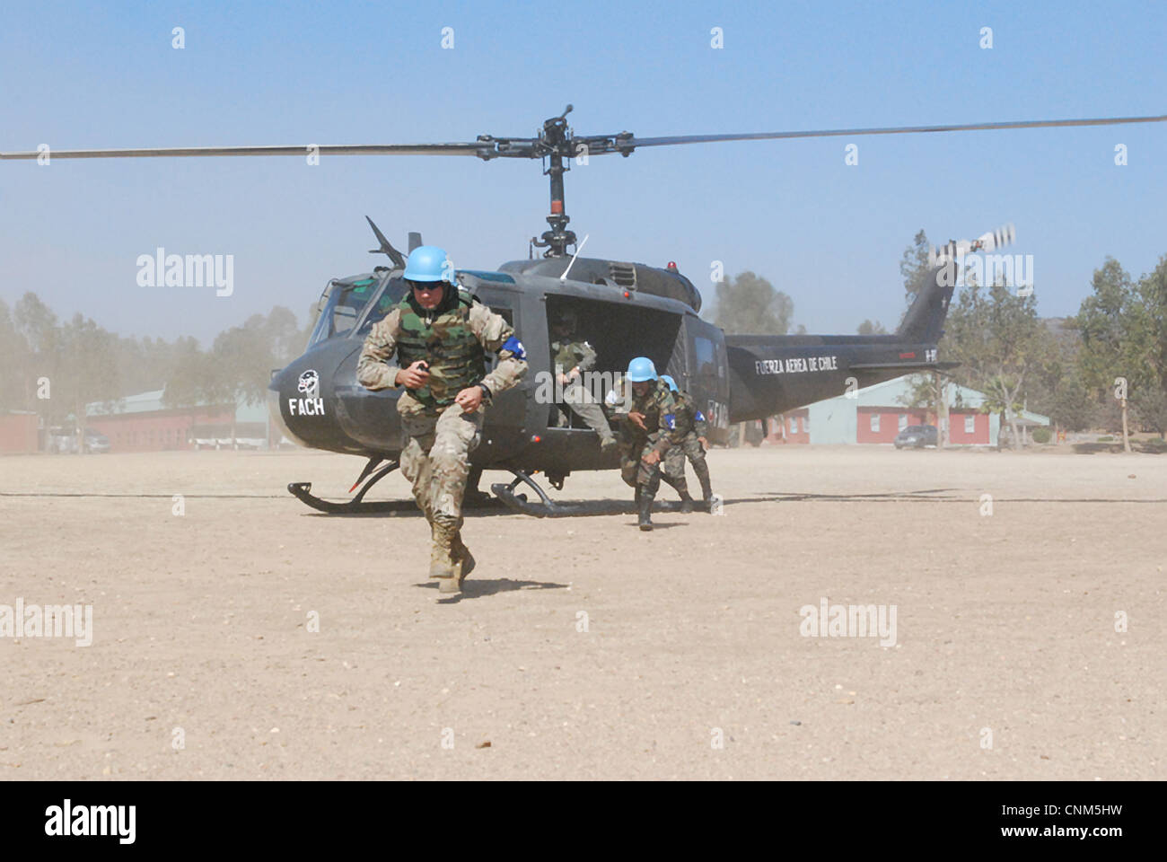 Membri della cilena condotta militare elicottero smontare allenamento Aprile 4, 2012 a Fort Aguayo, Cile. La formazione è un esercizio annuale il supporto delle Nazioni Unite le iniziative di mantenimento della pace in America centrale e del Sud e nei Caraibi. Foto Stock