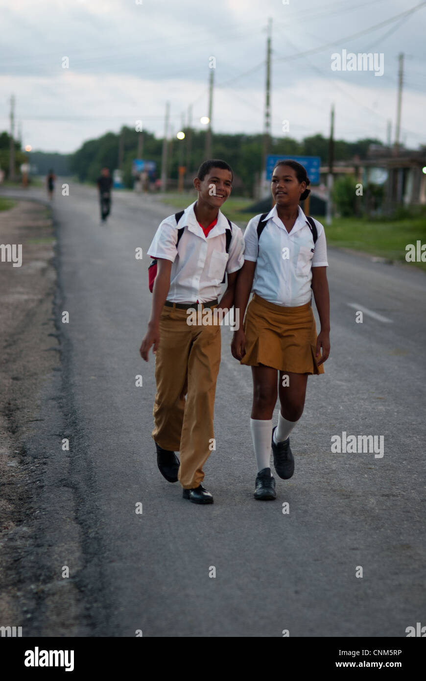 Ragazzo cubano e una ragazza camminare insieme a scuola al crepuscolo Foto Stock
