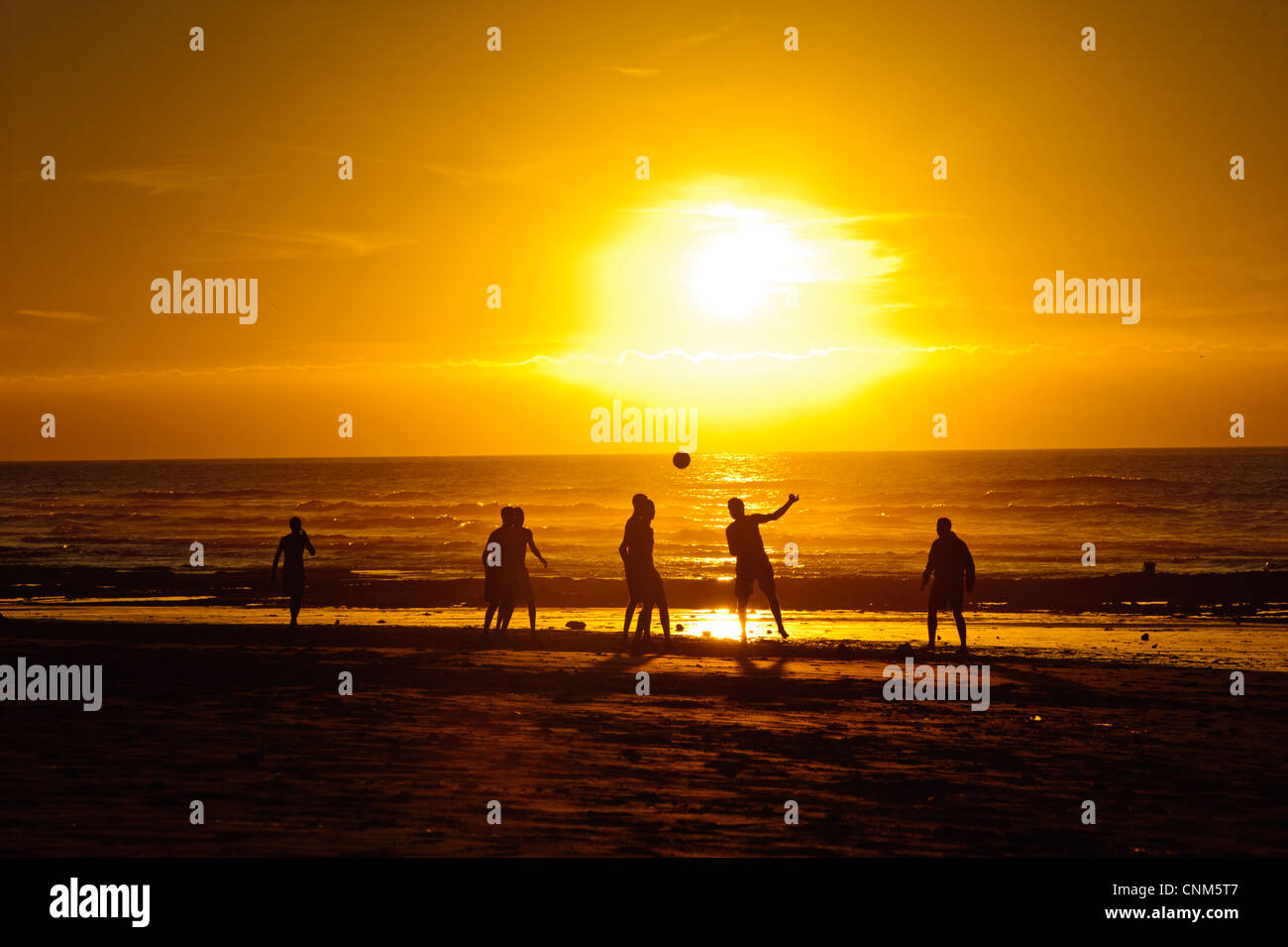 I calciatori giocano al tramonto il tempo in spiaggia di Sidi Ifni, Marocco Foto Stock