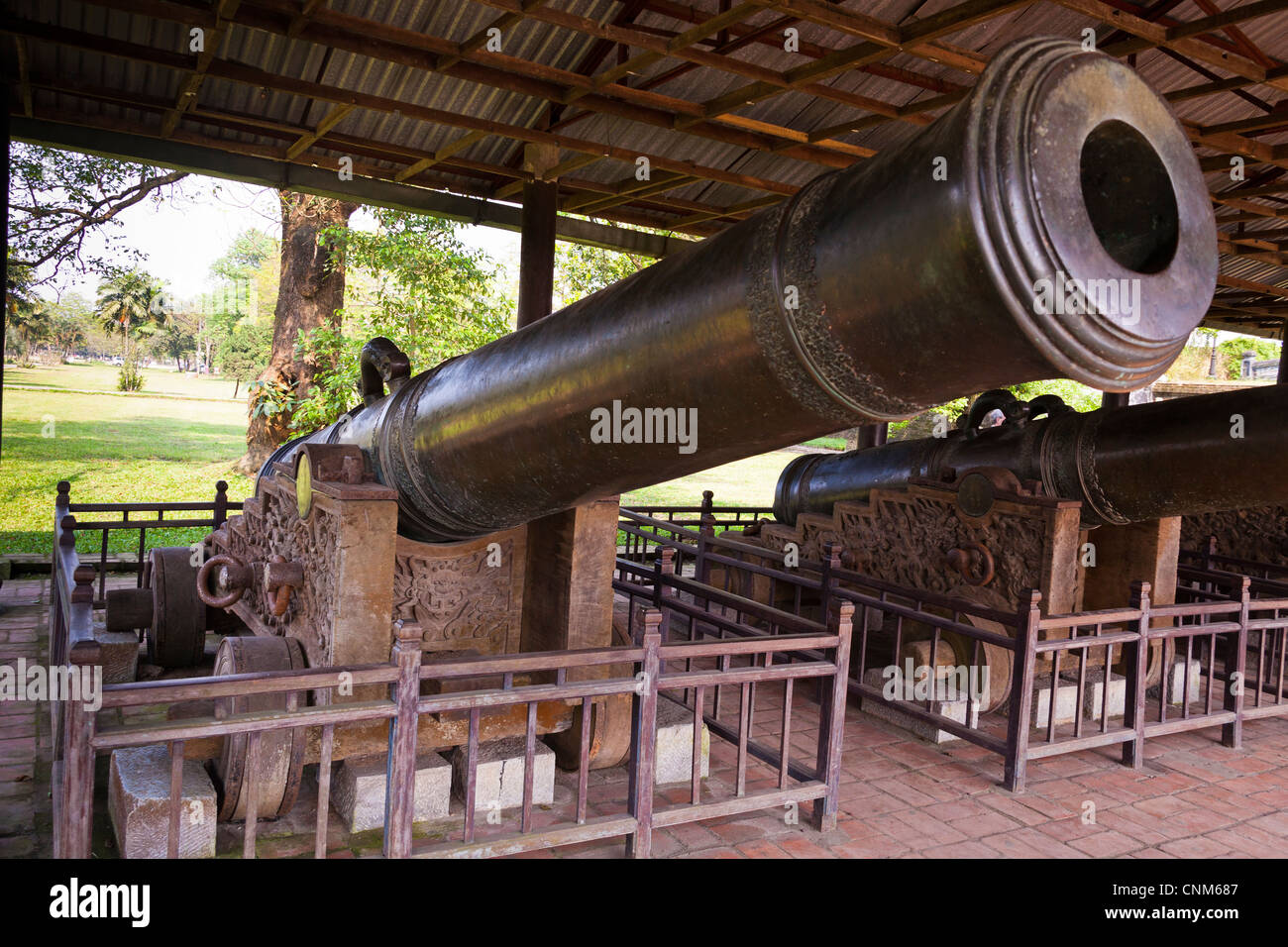 Uno dei nove divinitã cannoni, accanto Ngan porta d'ingresso alla cittadella, tonalità, Vietnam Foto Stock