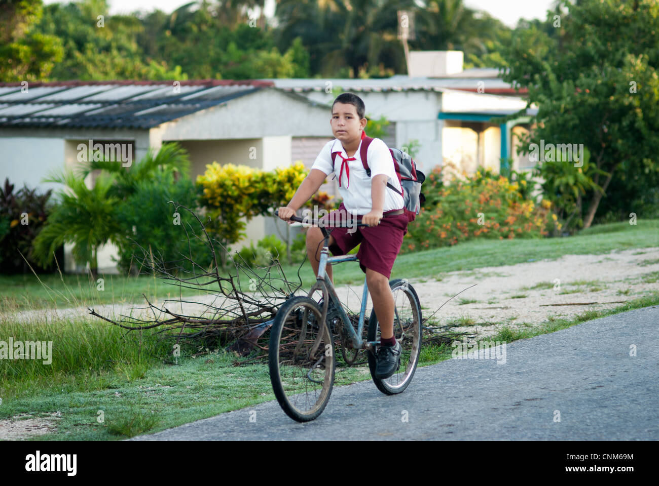 Ragazzo cubano di una bicicletta ,su una strada per la scuola, Giron, Cuba Foto Stock