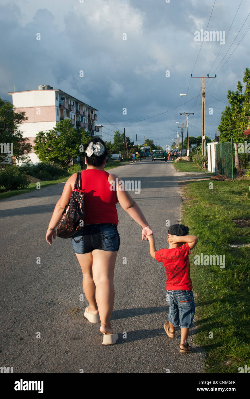 Designer vestito in corrispondenza abbigliamento madre e figlio a piedi Foto Stock