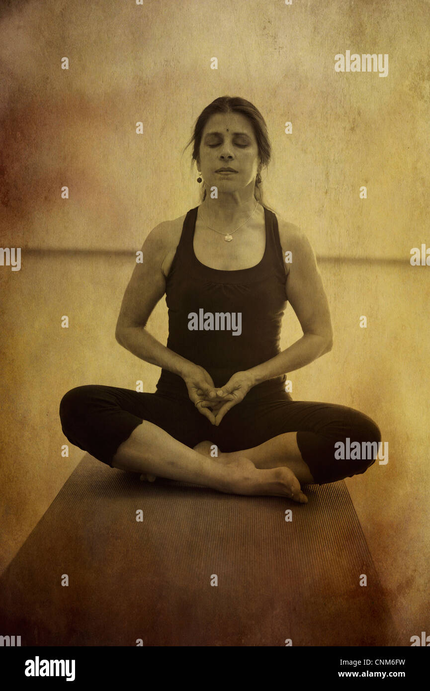 La donna in una tranquilla meditazione yoga. Illustrazione della foto. Foto Stock