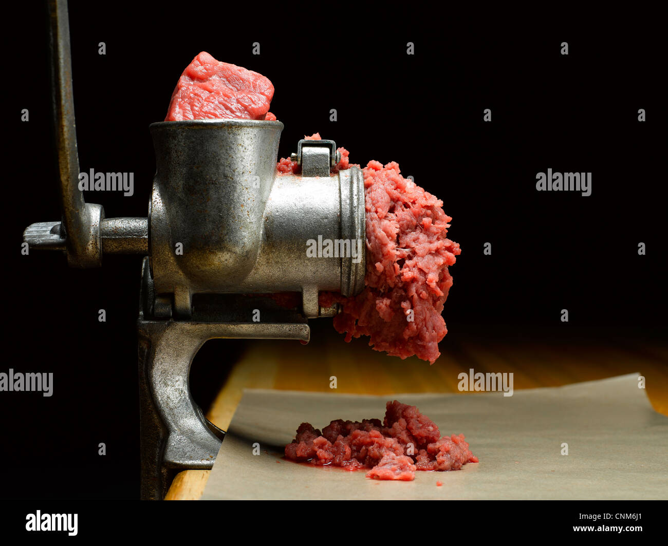 Carne in terra in mano tritacarne Foto stock - Alamy