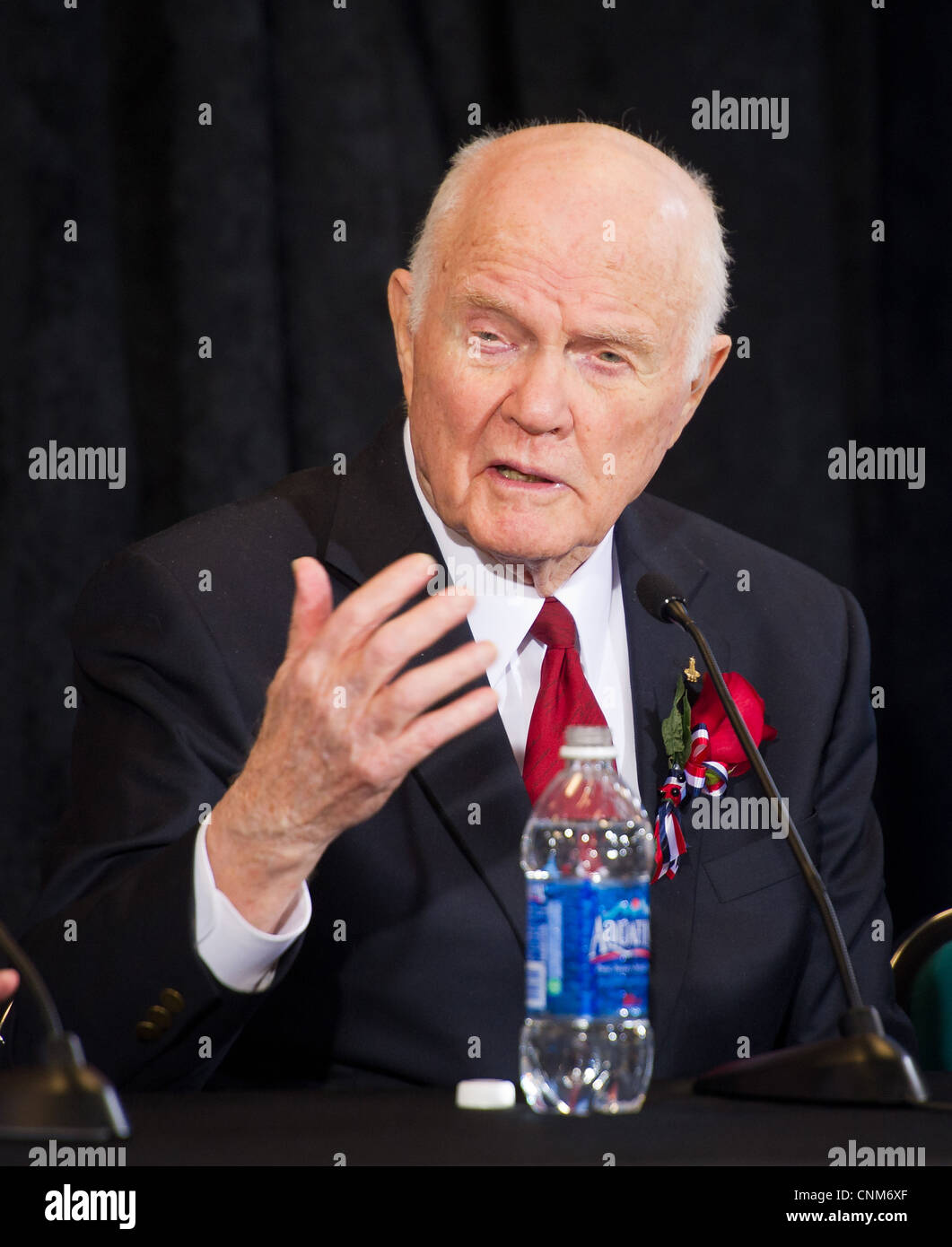 Ex Senatore John Glenn parla durante una celebrazione in onore del cinquantesimo anniversario di John Glenn storico a bordo del volo amicizia 7 Febbraio 20, 2012 in Cleveland, Ohio. Glenn è stato il primo americano in orbita terrestre. Foto Stock