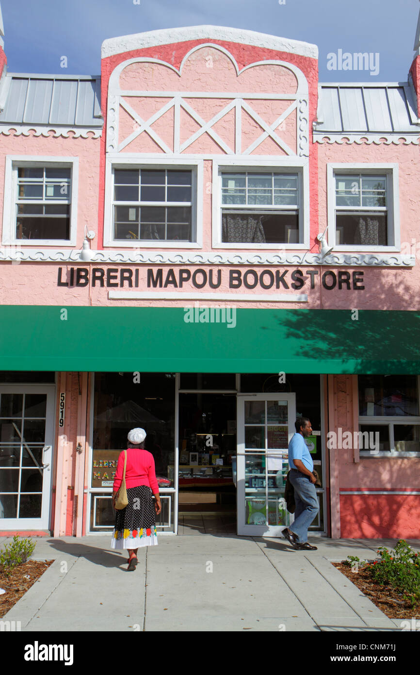 Miami Florida,Little Haiti,Caraibic Market Place Carnival,mercato,comunità Black woman female women,man men maschio,Libreri Mapou Book Store,fronte, Foto Stock