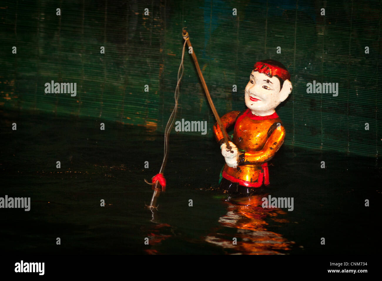 Acqua di pesca dei burattini, Thang Long acqua Puppet Theatre, Hanoi, Vietnam Foto Stock