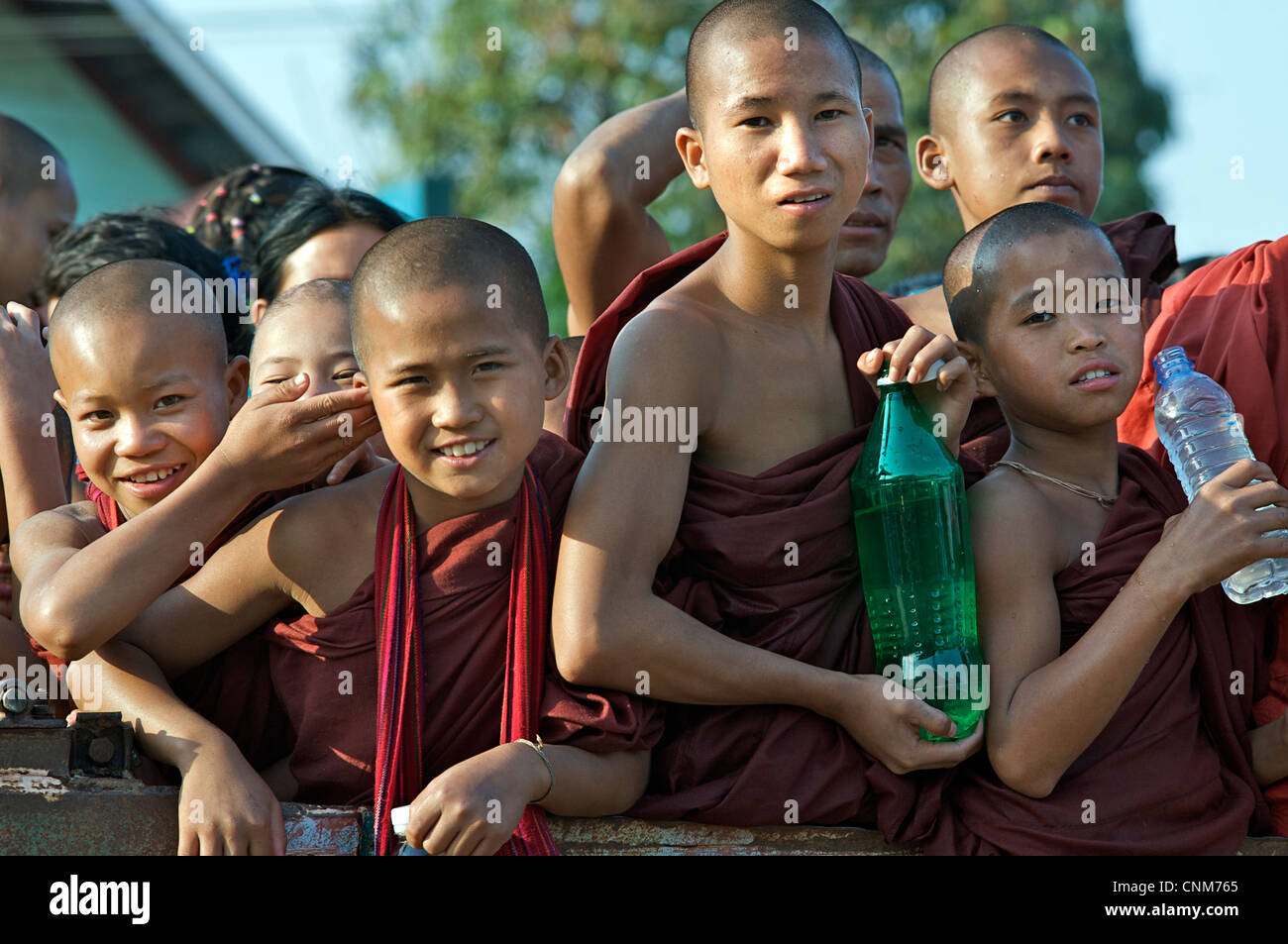 Buddista birmano monaci novizio che viaggiano insieme nella parte posteriore di un camion durante il festival dell'acqua celebrazioni, Kalaw, Birmania Foto Stock