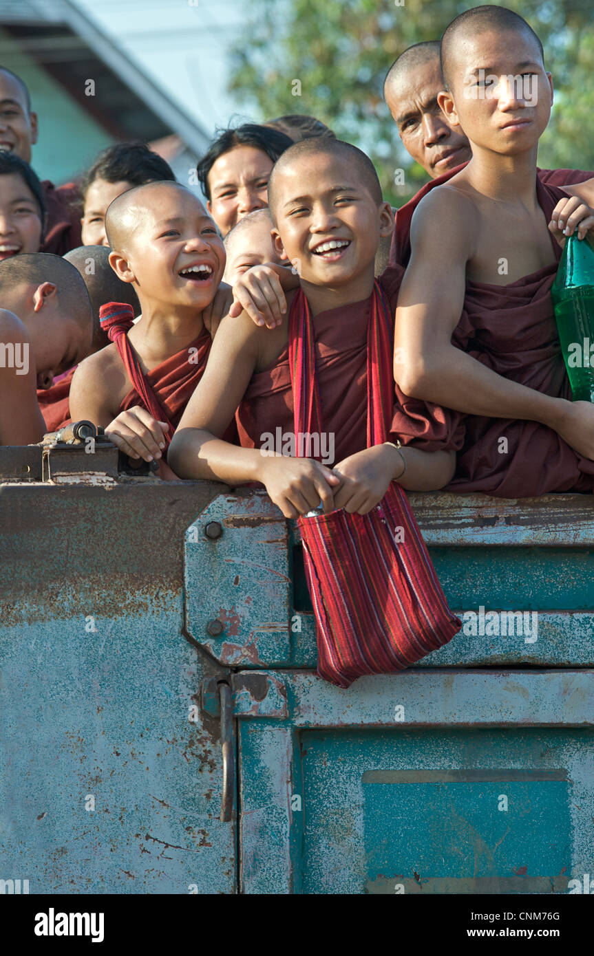 Buddista birmano monaci novizio che viaggiano insieme nella parte posteriore di un camion durante il festival dell'acqua celebrazioni, Kalaw, Birmania Foto Stock