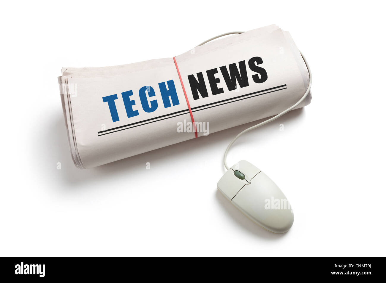 Tech News, il mouse del computer e giornale di rotolo con sfondo bianco Foto Stock